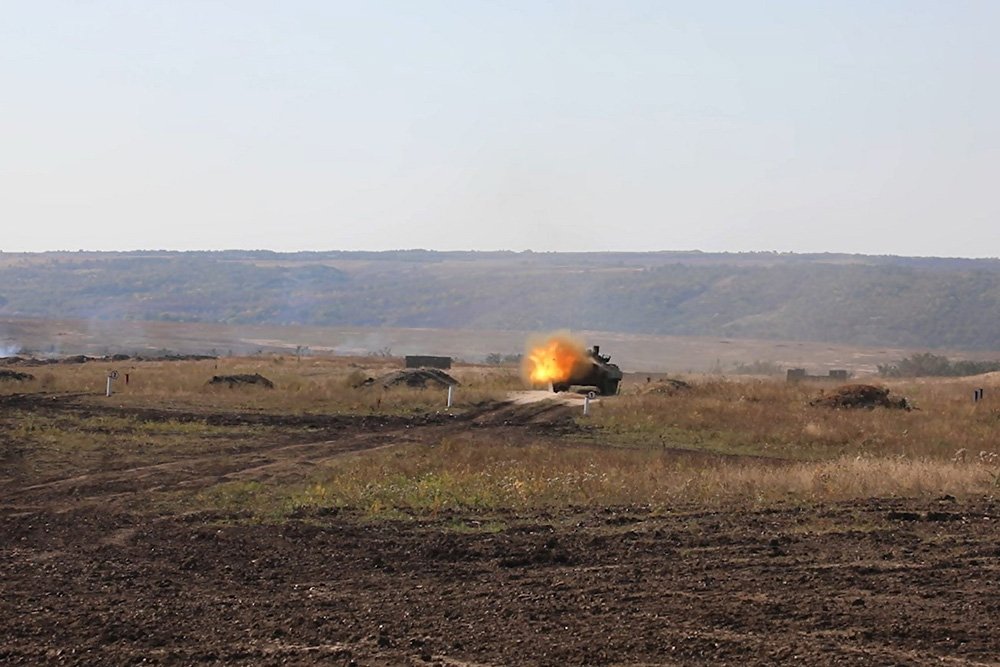 Военнослужащие ЦВО завершают обучение на БМП-2 с повышенной огневой мощью