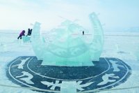 На создание уличных композиций понадобится около тысячи кубометров льда. На фотографии – скульптура ледового фестиваля прошлого года на Байкале.