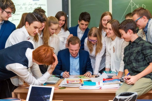 Для молодых учителей в Кузбассе создана «Школа наставничества», в которой опытом делятся более 700 профессионалов.