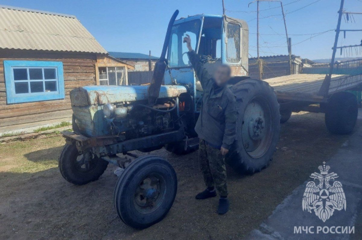 Забайкалец на синем тракторе устроил пожар во время заготовки сена | АиФ  Чита