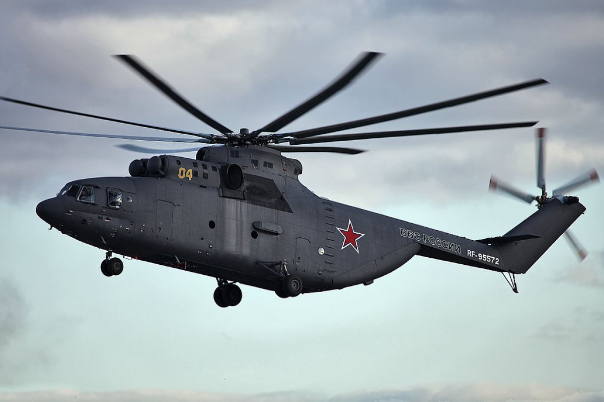 В Ростове заметили, как вертолёт перевозит на тросе другой вертолёт