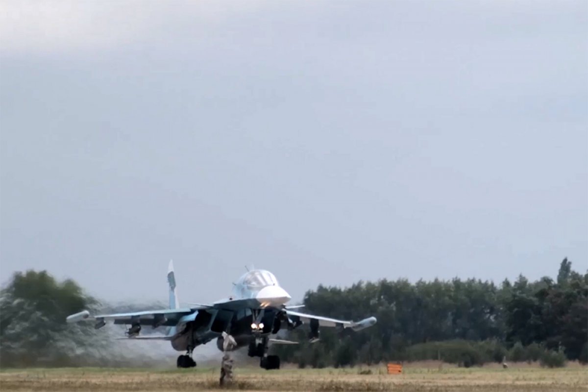 Вкс получили. Су 34 экипаж. Су-35 на Украине. Истребитель над домом Воронеж. Истребитель Су 34 с боку.