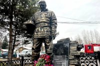 Памятник пожарным в Бодайбо. 