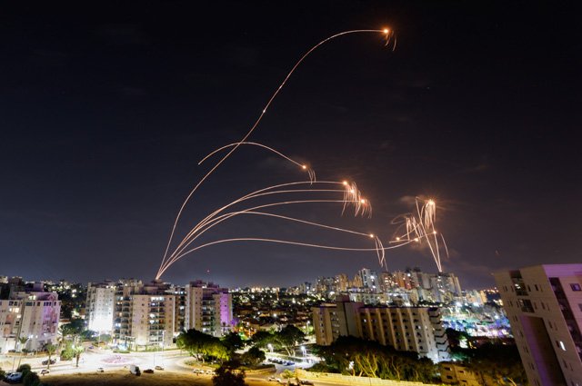 Израильская противоракетная система «Железный купол» перехватывает ракеты, запущенные из сектора Газа.