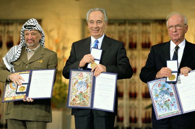 Ясир Арафат, Шимон Перес и Ицхак Рабин получили Нобелевскую премию мира после соглашения в Осло. 1994 год.