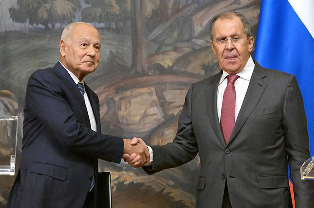 Генеральный секретарь Лиги арабских государств (ЛАГ) Ахмед Абу аль-Гейт и министр иностранных дел РФ Сергей Лавров во время пресс-подхода по итогам встречи в Москве.