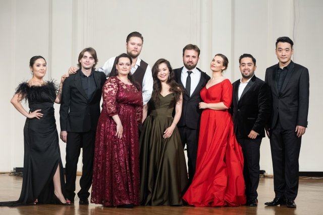Оперные исполнители выступят в сопровождении Красноярского академического симфонического оркестра под управлением дирижёра Арифа Дадашева.