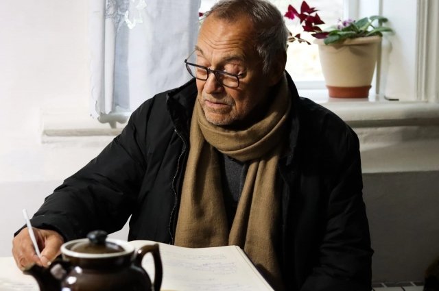 86-летний режиссер прогулялся по комнатам, где рос прадед Василий Суриков.