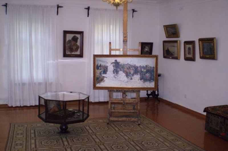 Благодаря потомкам Сурикова музей имеет удивительную коллекцию картин художника, ставшей третьей по количеству произведений в мире. 
