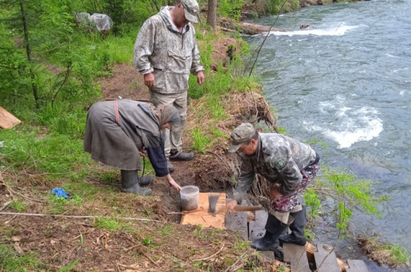 После весеннего половодья, сотрудники заповедника «Хакасский» помогли восстановить подмостки к реке.