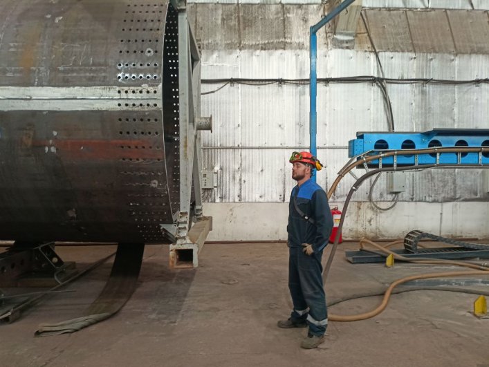 На стальную башню устанавливаются гондола с генератором, ступицей и лопастями, которые производят на предыдущем волгодонском заводе. 