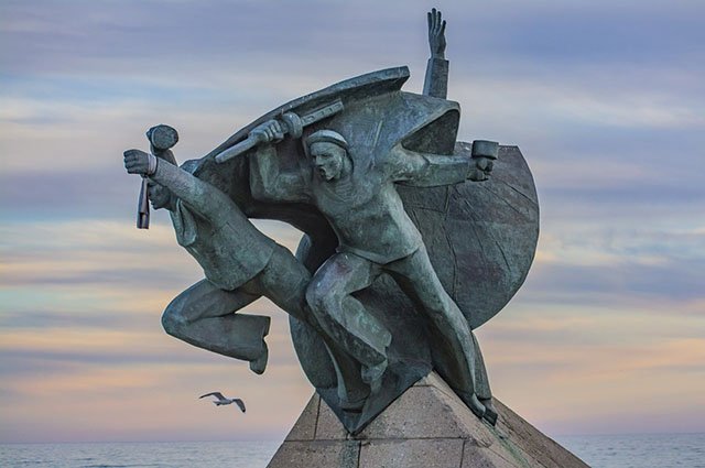 Памятник Евпаторийскому десанту.
