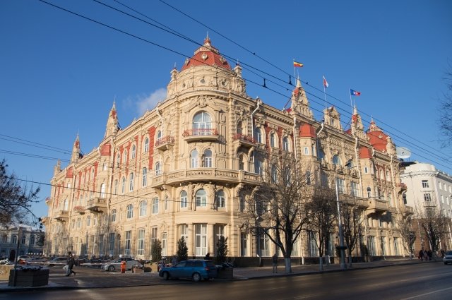 В прозрачных тканях в здание администрации теперь не пройти.