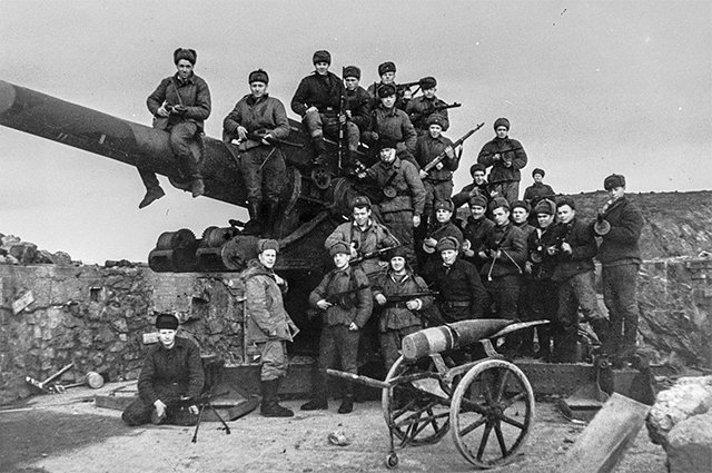 Советские морские пехотинцы на захваченной немецкой береговой батарее в Лиинахамари.