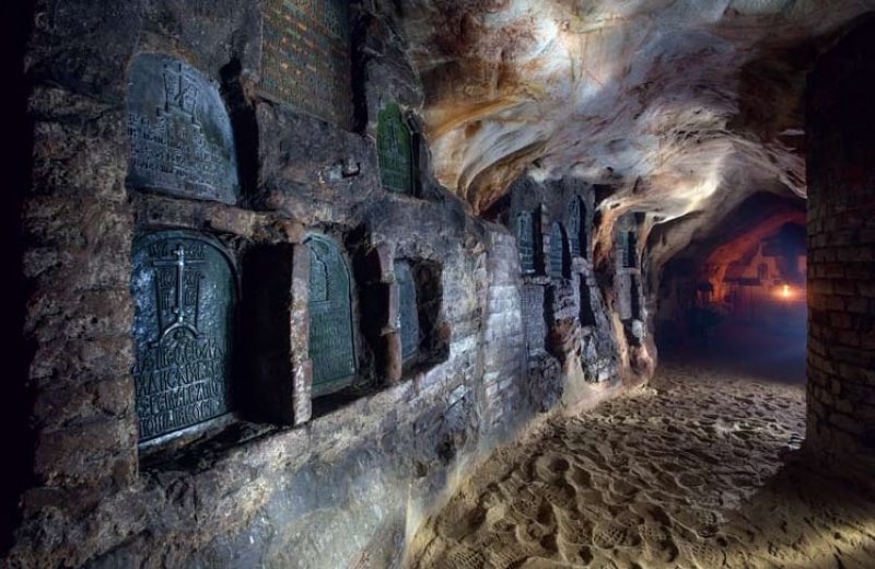 К 550-летию Псково-Печерского монастыря были проведены большие реставрационные работы: в том числе в святая святых обители, «Богом зданных пещерах»