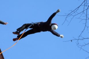 В Новой Зеландии мужчина побил мировой рекорд, прыгнув с моста 941 раз