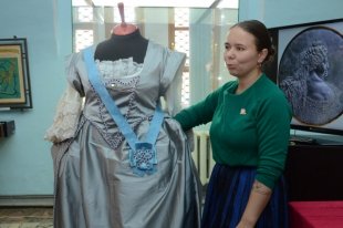 В Оренбурге мастер создала реплику платья императрицы Анны Иоанновны.