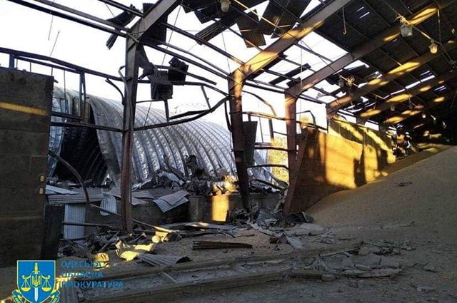 Зерновые склады в Одессе, поврежденные ударом беспилотника.
