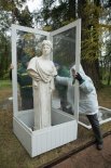 Укрытие парковой скульптуры в музее-заповеднике «Архангельское»3