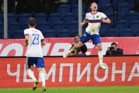 Автор гола игрок сборной России Фёдор Чалов (справа) радуется в товарищеском матче между сборными России и Камеруна.