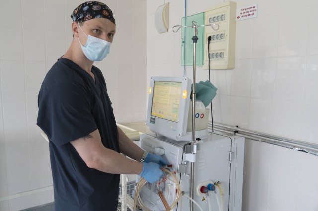 Алексей Иванов заведует отделением анестезиологии-реанимации  Алтайской краевой клинической больницы скорой медицинской помощи.