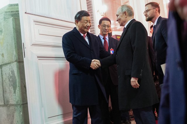 Президент РФ Владимир Путин и председатель КНР Си Цзиньпин после окончания российско-китайских переговоров в Москве.