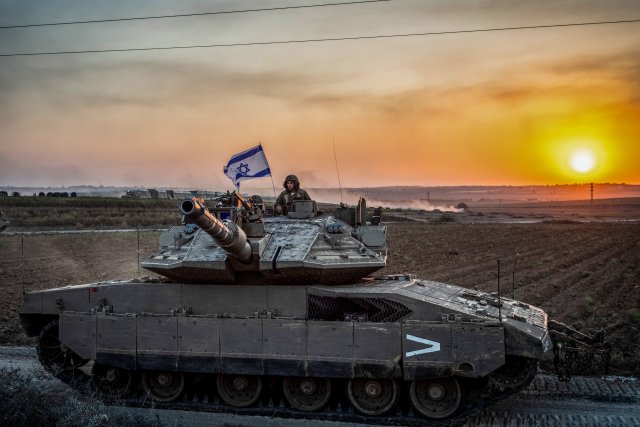 Израильский солдат на танке у границы сектора Газа, 12 октября 2023 г. 