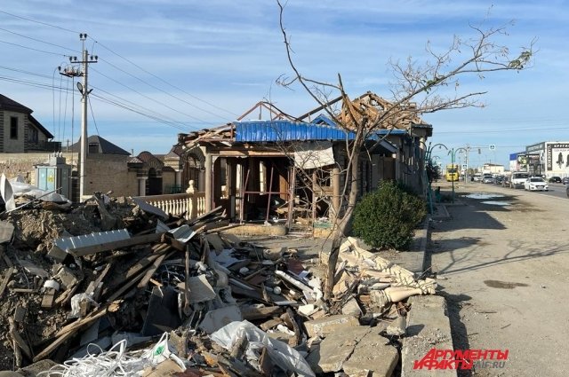 Сотни домов оказались разрушены в результате взрыва и последовавших пожаров.