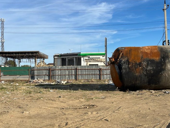 Одна из сгоревших цистерн на заправке до сих пор тут.