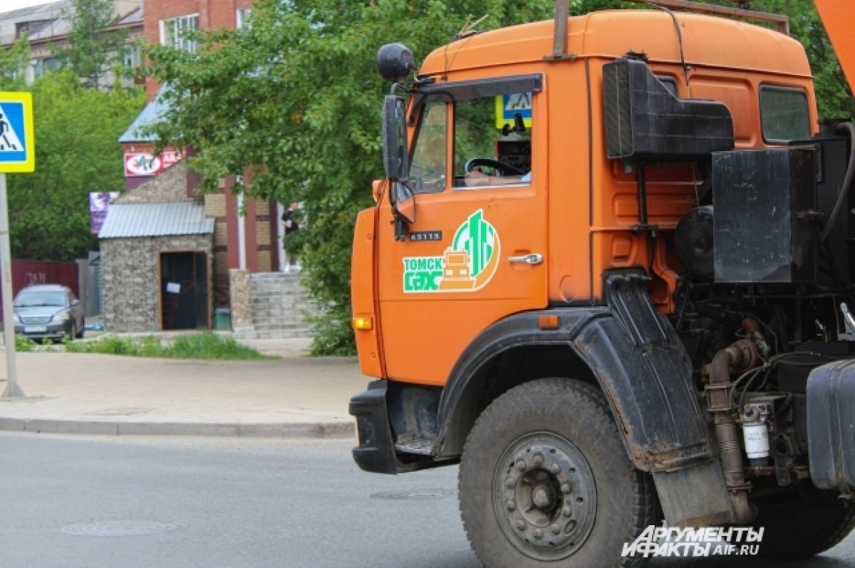 В Томске отмывают перильные ограждения на дорогах | АиФ Томск