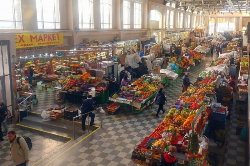 Утро понедельника - не самое активное время для центрального рынка