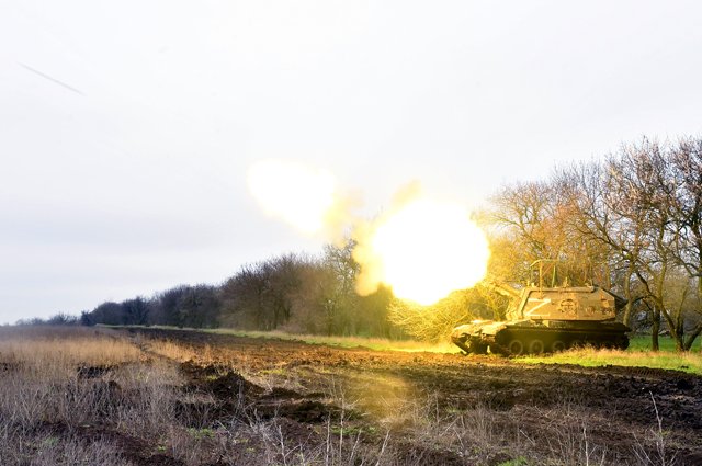 Самоходная артиллерийская установка (САУ) «Мста-С» на боевой позиции.