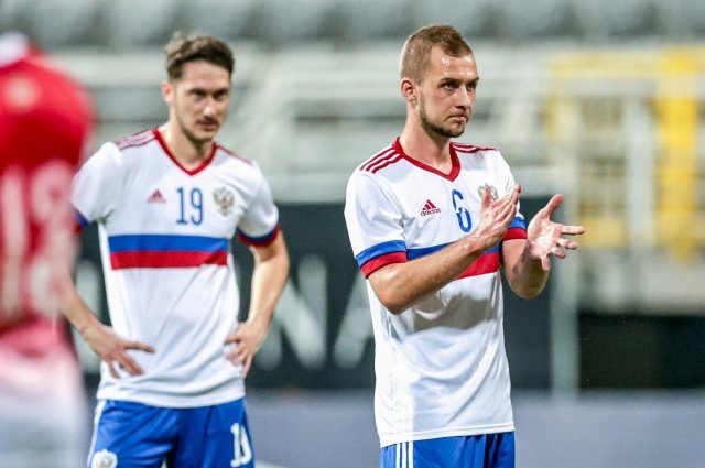 Игроки сборной России Дмитрий Баринов (справа) и Антон Миранчук.