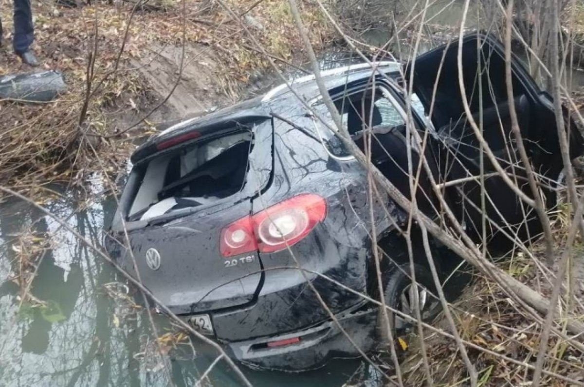 В Калтане при ДТП погибло два человека, а машина утонула в болоте | АиФ  Кузбасс