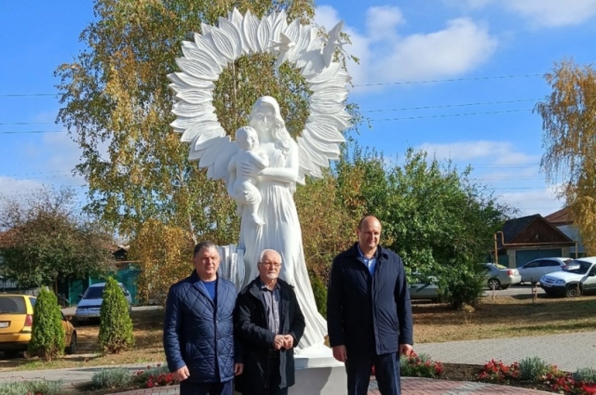 В Калаче Воронежской области в парке открыли скульптуру «Нежность матери» |  АиФ Воронеж