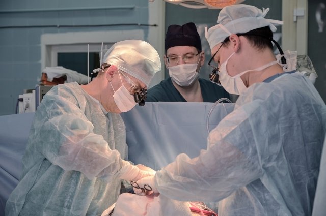 Хирурги извлекли тромб из поражённого сосуда, а кардиохирурги заменили клапан сердца на протез. 