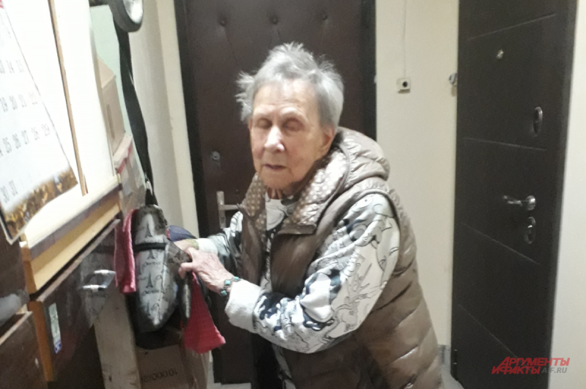 В туалет — в поликлинику. Родственники выселили старушку в подъезд в Москве