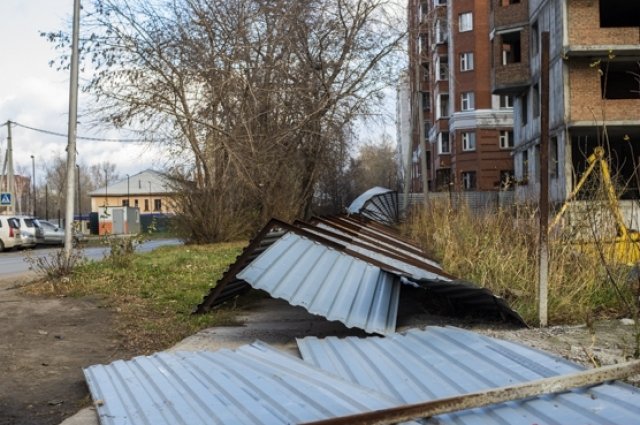 По прогнозам метеорологов, сильный ветер сохранится и 18 октября.