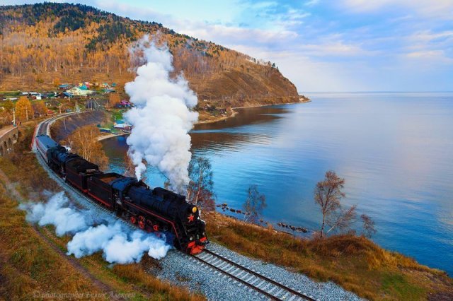 Особой популярностью пользуется поездка по Кругобайкальской железной дороге.