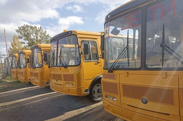 На днях Смоленская область дополнительно получила 13 школьных автобусов по федеральной программе Министерства просвещения РФ.