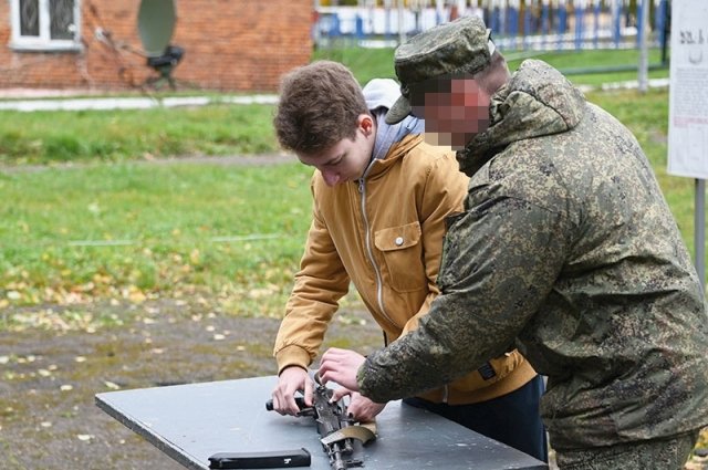 Ребят познакомили с вооружением и техникой, применяемыми в СВО.