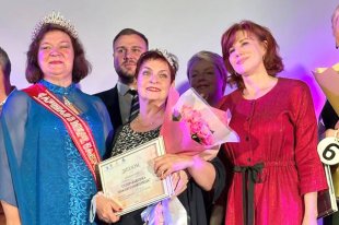 Для Елены Шальновой (в центре)победа в конкурсе стала полной неожиданностью и большим счастьем.