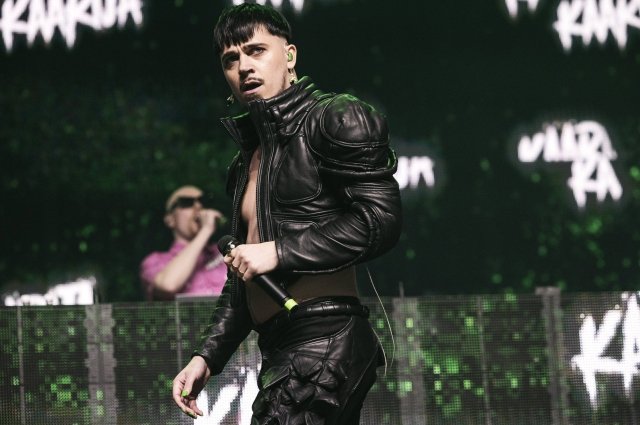 Участник Евровидения Käärijä на концерте выкинул за кулисы флаг Украины0