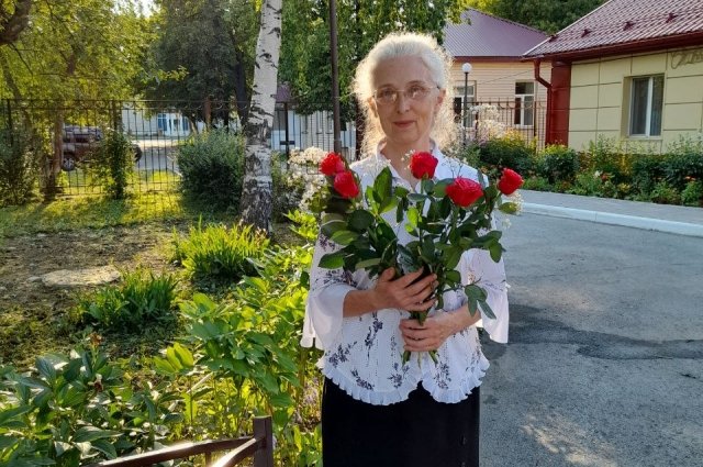 Ученики, приходящие в отпуск с СВО, навещают учительницу и держат в руках не только её письма, но и цветы для любимого педагога
