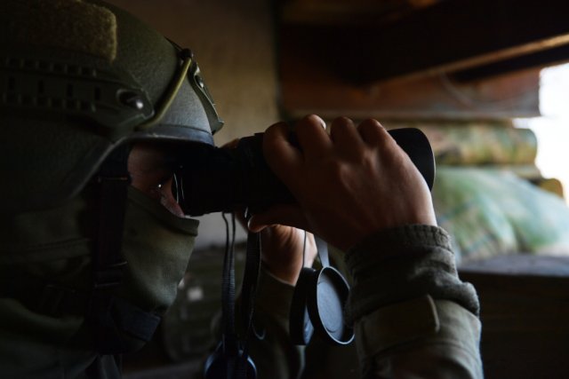 Русский солдат в наблюдательном пункте во время защиты от украинских боевиков на запорожском направлении. 