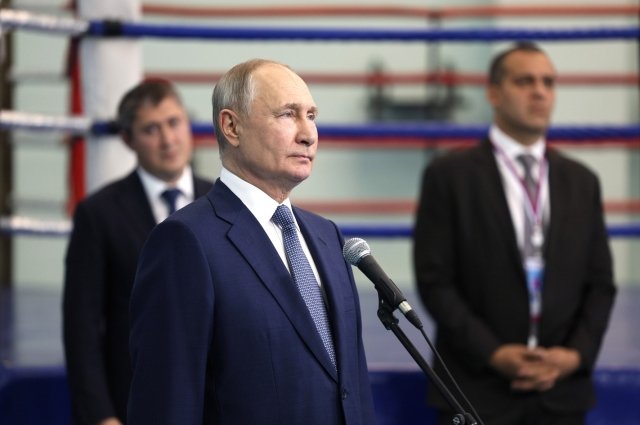 Владимир Путин познакомился в Перми с боксёрами и обсудил развитие спорта в стране.