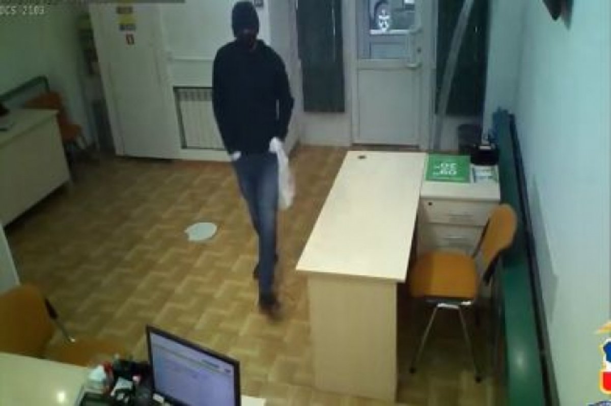 В Бийске задержали мужчину, который в маске грабил офисы микрозаймов