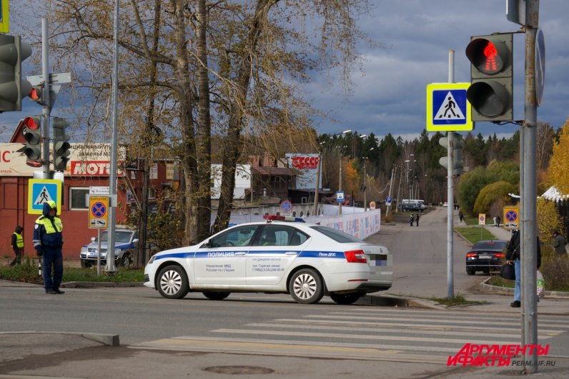 Около СК имени Сухарева можно было заметить несколько машин ГИБДД.