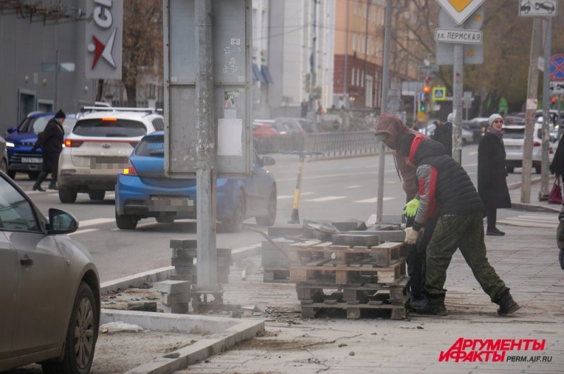 Ремонтные работы в центре Перми 19 октября не прекращались. 