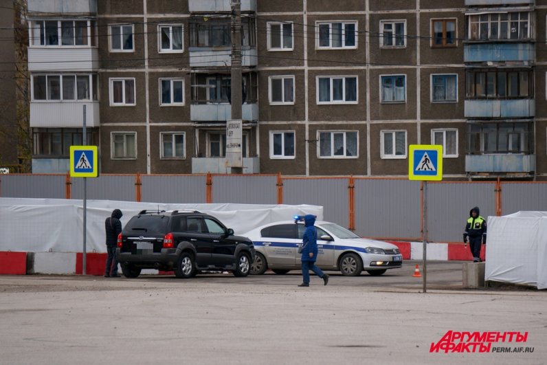 У «Пермь-Экспо» вновь стояли сотрудники госавтоинспекции.